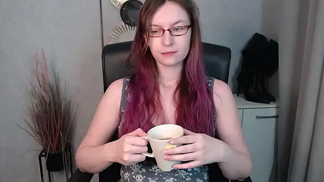 emmaxDelight online show from February 6, 8:18 am