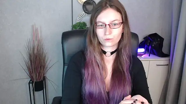 emmaxDelight online show from October 28, 6:50 am