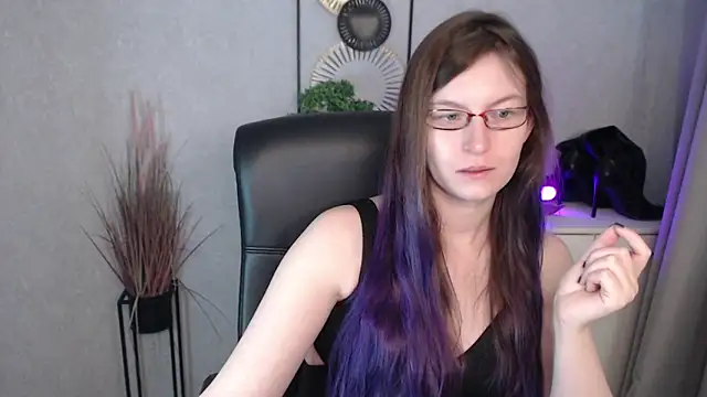 emmaxDelight online show from November 6, 6:25 am