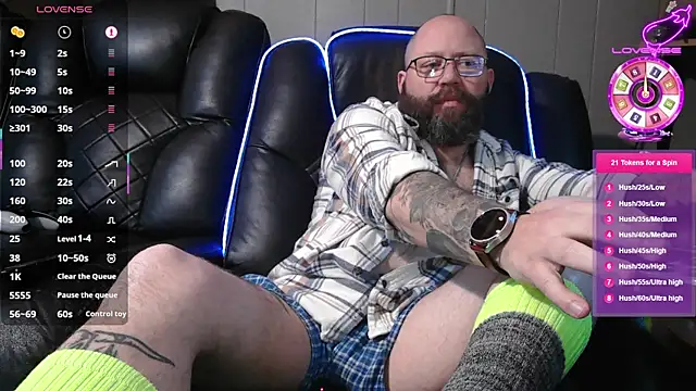 Snapshot of RedneckWants2PlayNow chatting on February 23, 3:24 am RedneckWants2PlayNow online show from February 23, 3:24 am