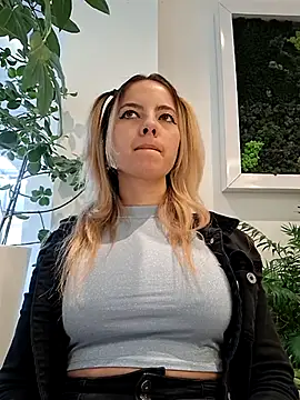 Snapshot of allinqueen chatting on February 23, 1:21 pm allinqueen online show from February 23, 1:21 pm