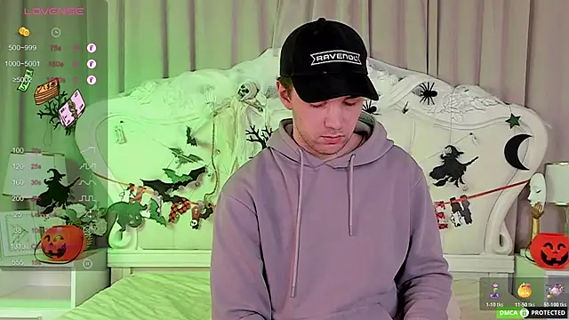 ArthurWhitee online show from October 31, 5:03 pm