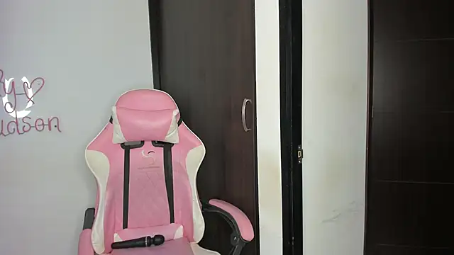 emily huddson  online show from December 16, 8:58 pm