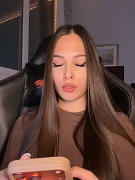 EricaWalls online show from April 19, 8:33 pm