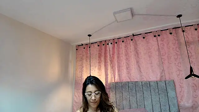 Snapshot of VioletaScott_ chatting on December 21, 3:42 pm VioletaScott online show from December 21, 3:42 pm