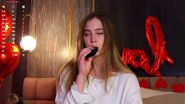 LoraineLuff online show from February 16, 9:05 pm