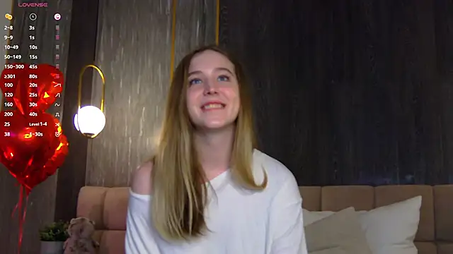 LoraineLuff online show from March 3, 2:04 pm