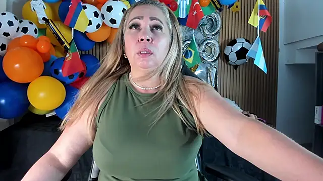 Snapshot of Danna_topless chatting on July 1, 12:07 pm Danna topless online show from July 1, 12:07 pm