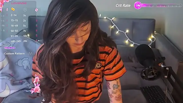 lovelylucyy online show from January 24, 6:56 pm