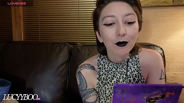 lovelylucyy online show from January 8, 12:46 am