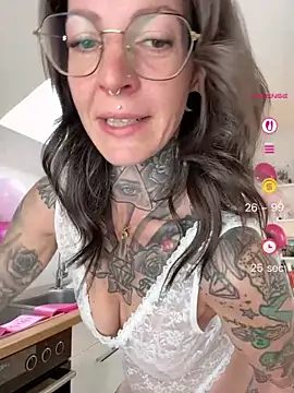 Snapshot of BrownieyQueen chatting on April 26, 6:44 am BrownieyQueen online show from April 26, 6:44 am