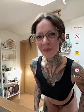 Snapshot of BrownieyQueen chatting on May 24, 6:18 am BrownieyQueen online show from May 24, 6:18 am