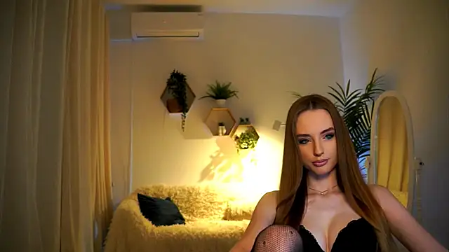 petitegonwiild online show from December 13, 10:41 am