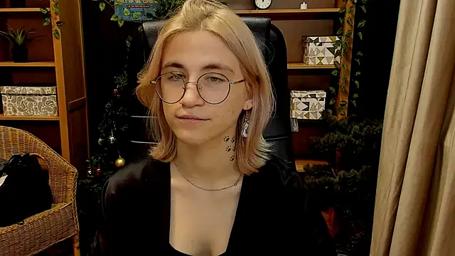 Snapshot of Moon13152 chatting on December 12, 9:48 pm Moon13152 online show from December 12, 9:48 pm