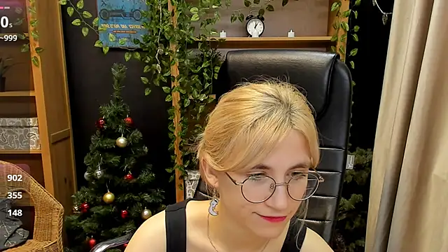 Snapshot of Moon13152 chatting on December 22, 1:55 am Moon13152 online show from December 22, 1:55 am