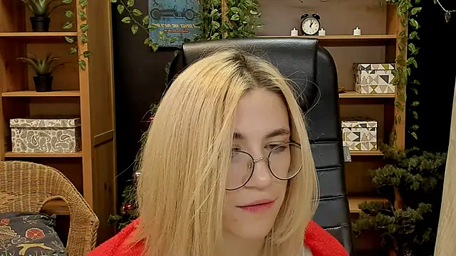 Snapshot of Moon13152 chatting on January 26, 2:45 am Moon13152 online show from January 26, 2:45 am