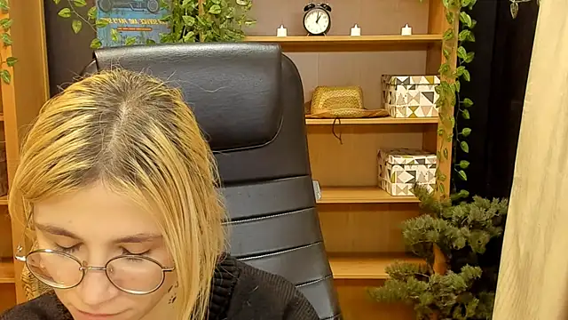 Snapshot of Moon13152 chatting on February 2, 3:32 am Moon13152 online show from February 2, 3:32 am