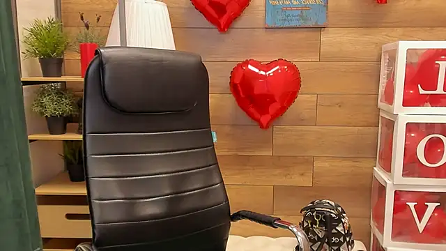 Snapshot of Moon13152 chatting on February 18, 6:58 pm Moon13152 online show from February 18, 6:58 pm