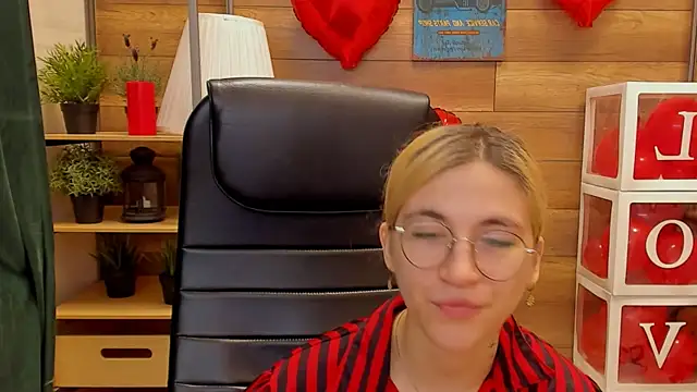 Snapshot of Moon13152 chatting on February 25, 3:38 pm Moon13152 online show from February 25, 3:38 pm
