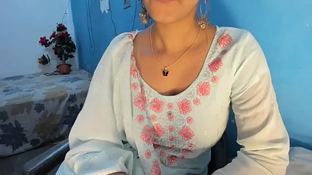 aarjulove online show from April 11, 7:13 am