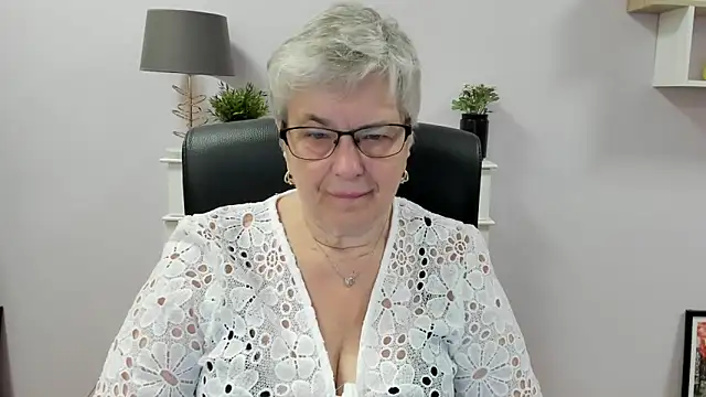 Snapshot of IrisDream chatting on June 12, 6:01 am IrisDream online show from June 12, 6:01 am