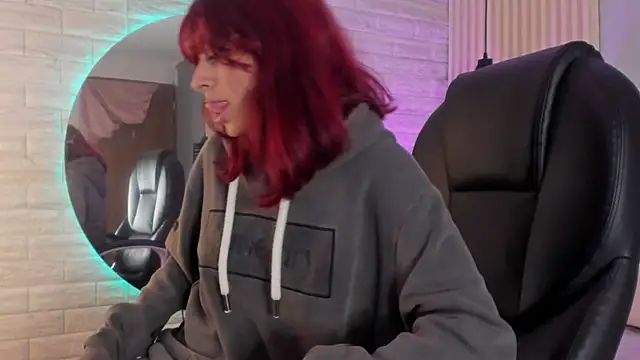 cloe  palmer online show from December 5, 6:33 pm