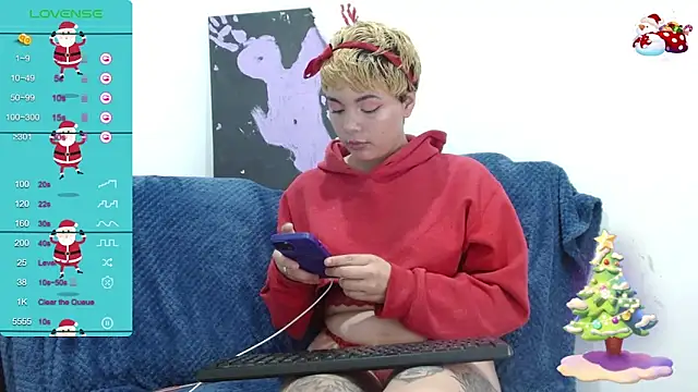 Snapshot of TRIXIE_TANG28 chatting on December 21, 3:47 am TRIXIE TANG28 online show from December 21, 3:47 am