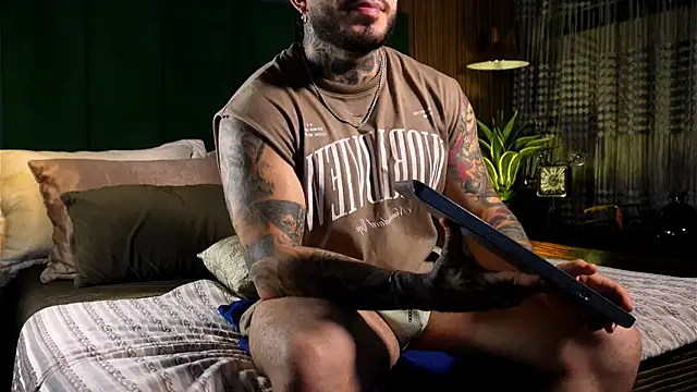 LeoSalvatore  online show from March 9, 1:25 am