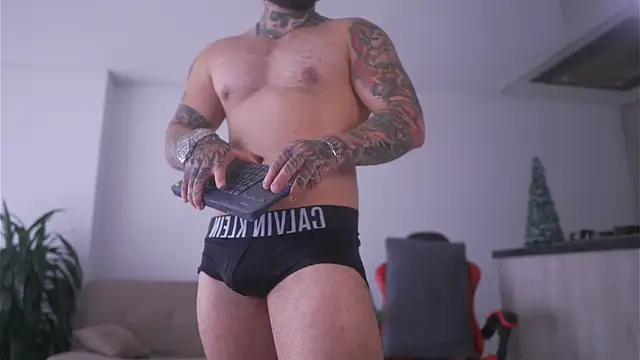 LeoSalvatore  online show from March 20, 8:25 pm