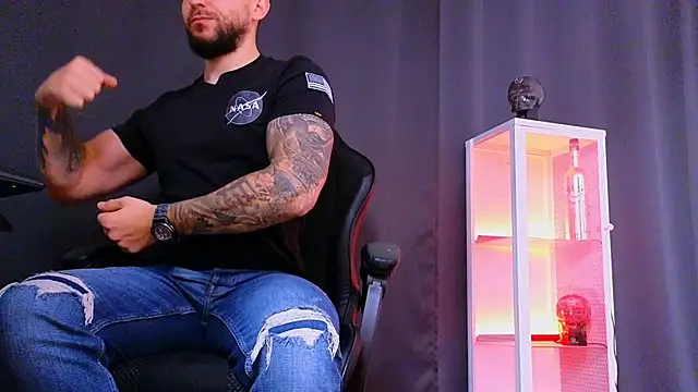 MightyAaron66 online show from March 5, 9:27 am