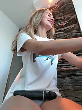 cuteluci  online show from March 10, 11:59 am