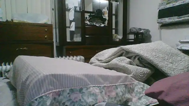 Snapshot of Emilylyn2501 chatting on March 6, 3:03 am Emilylyn2501 online show from March 6, 3:03 am