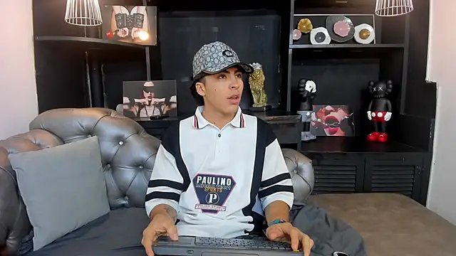 Snapshot of HeellBoy_ chatting on October 24, 8:49 pm HeellBoy online show from October 24, 8:49 pm