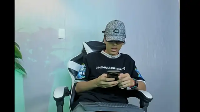 Snapshot of HeellBoy_ chatting on November 26, 2:56 am HeellBoy online show from November 26, 2:56 am