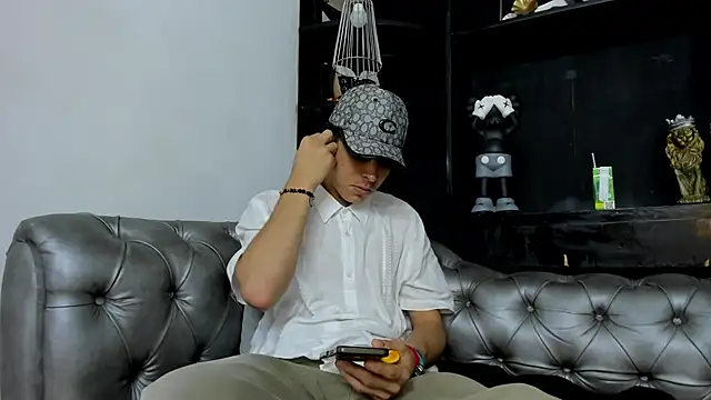 Snapshot of HeellBoy_ chatting on November 27, 2:35 am HeellBoy online show from November 27, 2:35 am