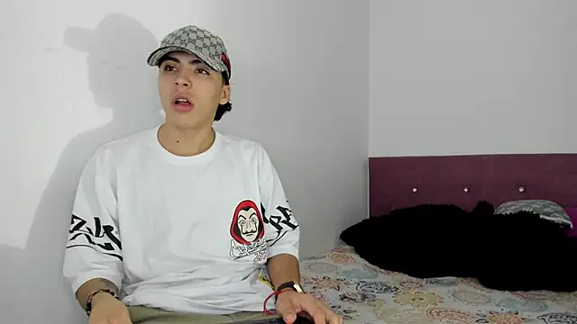 Snapshot of HeellBoy_ chatting on December 18, 9:37 am HeellBoy online show from December 18, 9:37 am