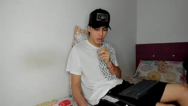 Snapshot of HeellBoy_ chatting on February 10, 7:56 am HeellBoy online show from February 10, 7:56 am