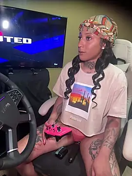 CrownedNyaries online show from March 7, 8:33 pm