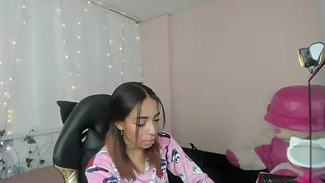 Abigail Wilson  online show from February 5, 8:46 pm