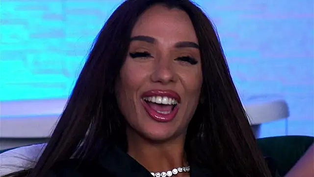 Snapshot of HaylieMilf chatting on July 5, 4:19 am HaylieMilf online show from July 5, 4:19 am