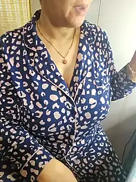 Snapshot of Foxlady2271 chatting on January 29, 9:55 am Foxlady2271 online show from January 29, 9:55 am