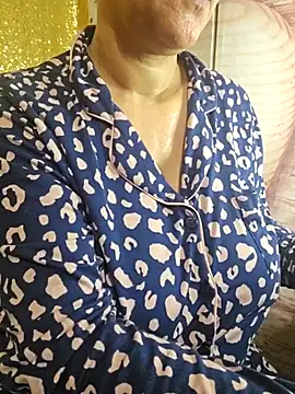 Snapshot of Foxlady2271 chatting on February 14, 8:21 am Foxlady2271 online show from February 14, 8:21 am