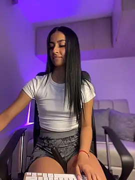 maddy bronw  online show from January 14, 1:36 am