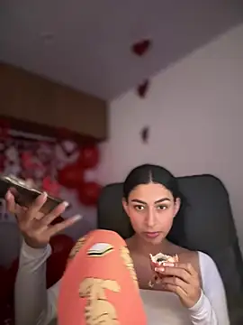 maddy bronw  online show from February 13, 9:06 pm