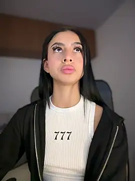 maddy bronw  online show from March 8, 4:23 am