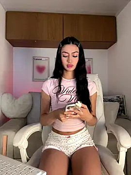 maddy bronw  online show from December 16, 10:15 pm