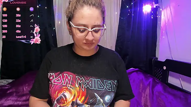 Snapshot of AnnieBigBoobs chatting on March 16, 12:12 am AnnieBigBoobs online show from March 16, 12:12 am