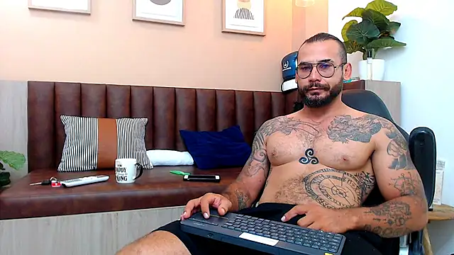 Snapshot of hanz_col chatting on March 19, 9:28 am hanz col online show from March 19, 9:28 am
