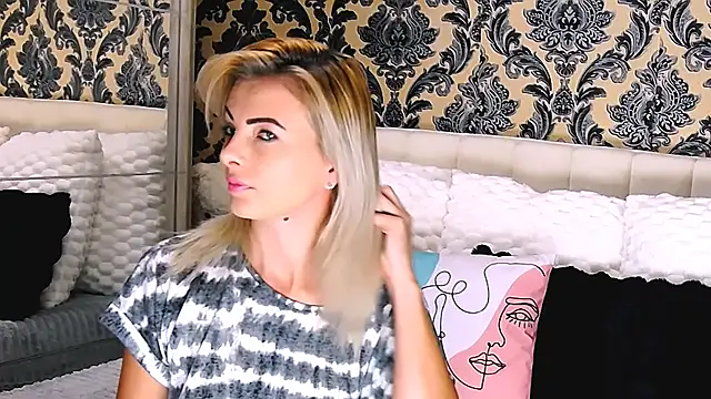 Snapshot of Aly_girl1 chatting on September 29, 8:30 am Aly girl1 online show from September 29, 8:30 am