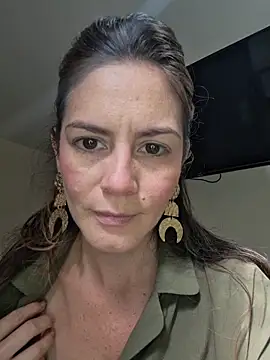 Snapshot of Hanny_24 chatting on February 9, 8:13 pm Hanny 24 online show from February 9, 8:13 pm